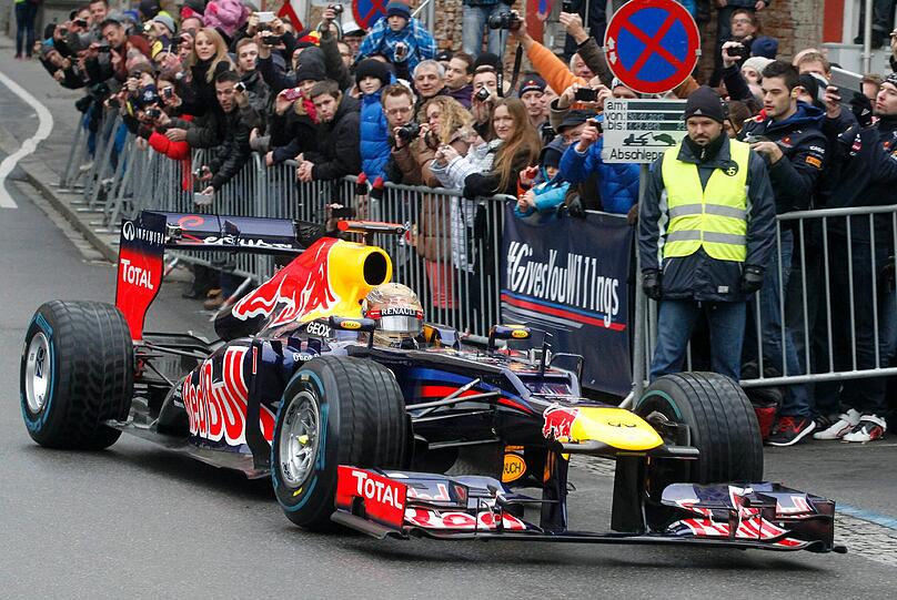Große Siegesfeier für Sebastian Vettel in Graz: 30.000 Fans feiern den dreimaligen Titelträger, der er in seinem Red Bull einige Runden durch das alte Zentrum der österreichischen Stadt drehte.
