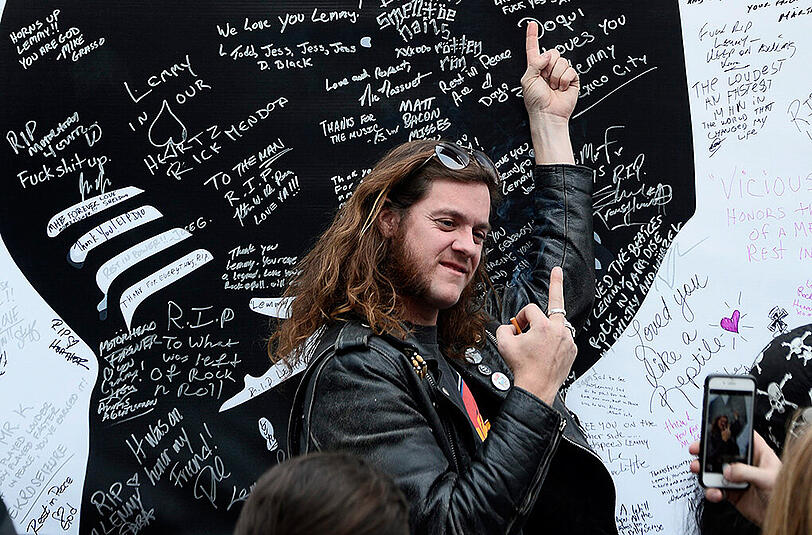 Motörhead-Fans nehmen vor Lemmys Stammkneipe "Rainbow Bar and Grill" Abschied von der Rock-Legende.