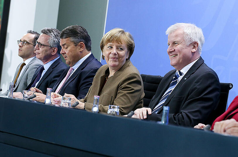 Bundesjustizminister Heiko Maas (l-r, SPD), Bundesinnenminister Thomas de Maiziere (CDU), der Bundeswirtschaftsminister und Vize-Kanzler Sigmar Gabriel (SPD), Bundeskanzlerin Angela Merkel (CDU), der CSU-Vorsitzende Horst Seehofer am Donnerstag bei der Pressekonferenz nach dem Koalitionsgipfel.