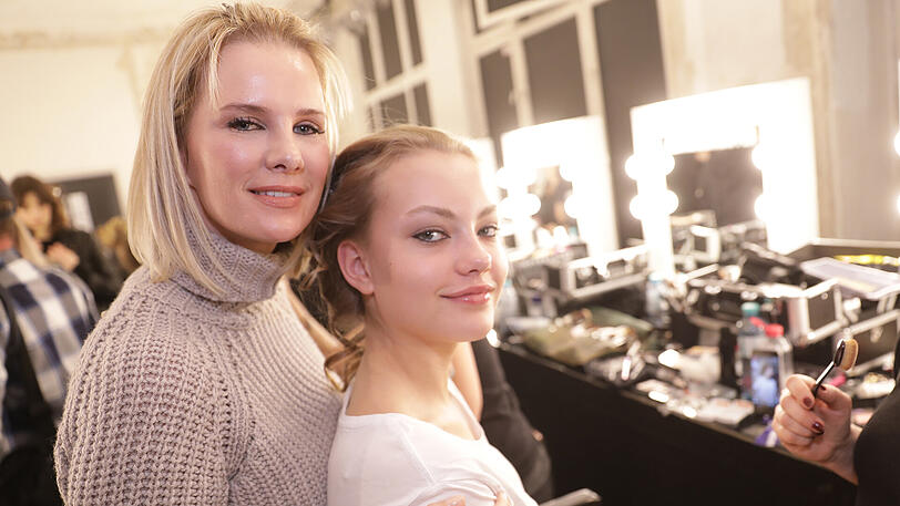 Monica Ivancan (l) und Cheyenne Ochsenknecht werden für die Show von Riani bei der Berliner Fashion Week geschminkt.