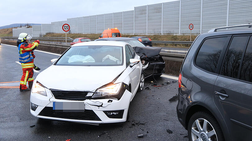 Bei der Massenkarambolage auf der A73 verletzten sich 18 Personen. Die Bilder von der Unfallstelle bei Breitengüßbach zum Durchklicken.