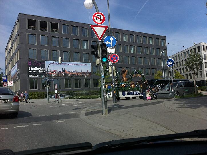 ... bei der Theresienhöhe rechts abbiegen Richtung Stadt? Nicht am ersten Wiesn-Sonntag. Schließlich ist Trachtenumzug. Willkommen auf der Wiesn...