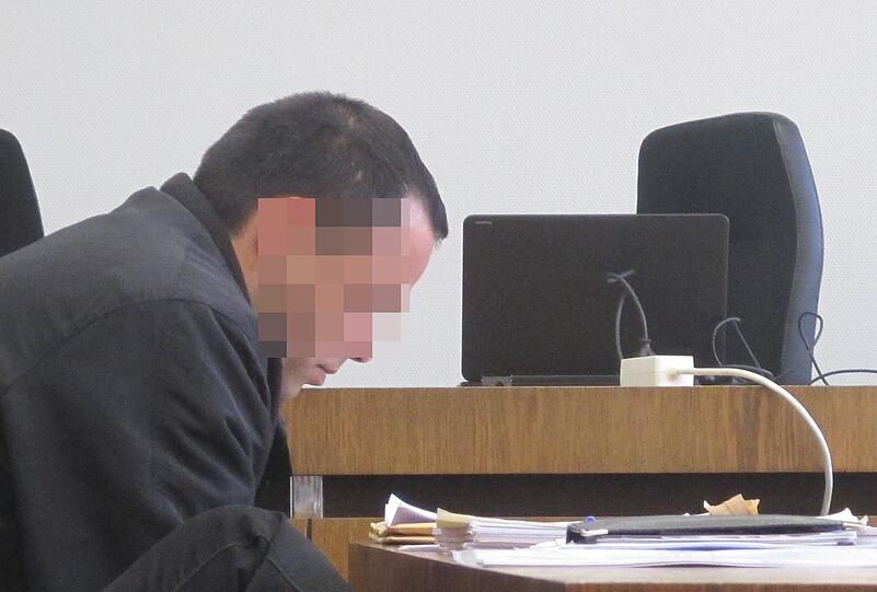 Soll einen Hausmeister verprügelt und gefesselt haben: Dan G. auf der Anklagebank.
