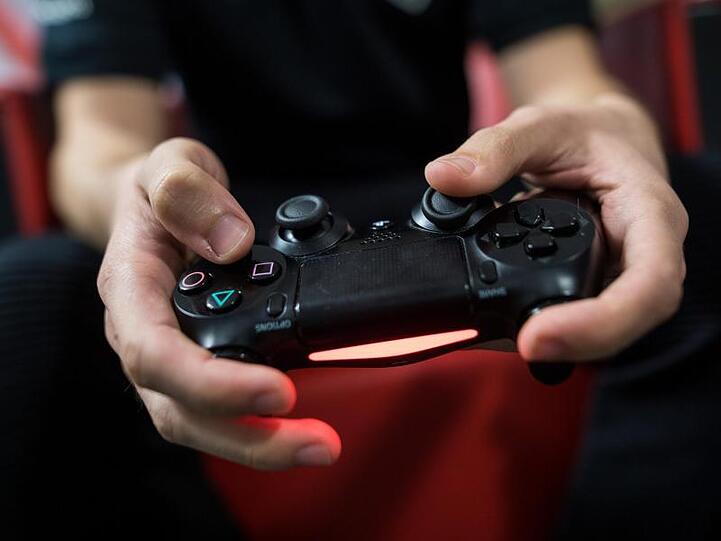Ein Gamer spielt mit einer PlayStation 4.