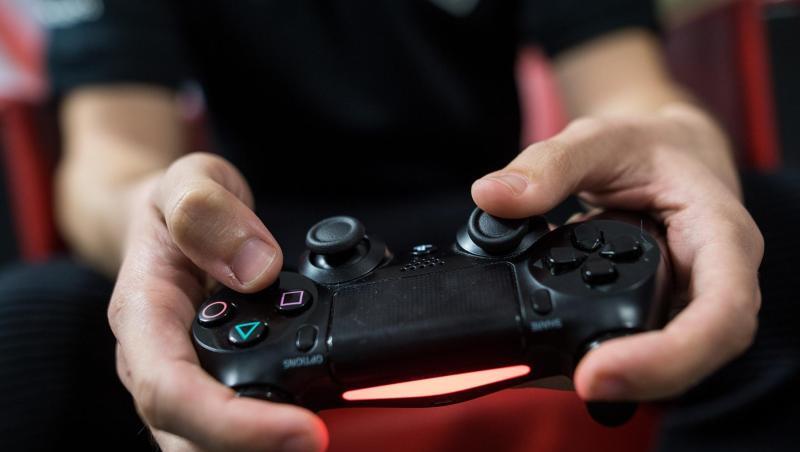 Ein Gamer spielt mit einer PlayStation 4. Ein Gamer spielt mit einer PlayStation 4.