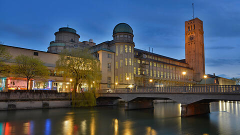Das Deutsche Museum befindet sich direkt an der Isar.