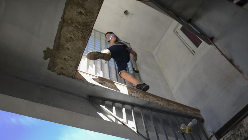 Ein Junge klettert durch das beschädigte Haus seiner Tante, das nach einem Erdbeben teilweise eingestürzt ist. Ein Junge klettert durch das beschädigte Haus seiner Tante, das nach einem Erdbeben teilweise eingestürzt ist.