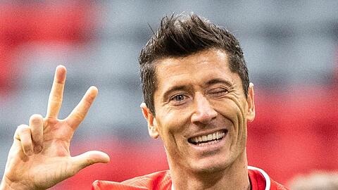 Bayerns Stürmer Robert Lewandowski jubelt über seinen Treffer zum 3:0.
