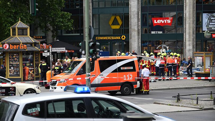 Polizei und Rettungsdienste sichern das Areal nach der Todesfahrt am Ku'damm.
