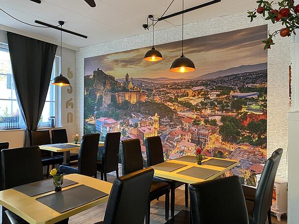 Das Restaurant war vorher eine Kneipe und ist recht klein. Wer einen Platz bekommen will, sollte rechtzeitig reservieren.