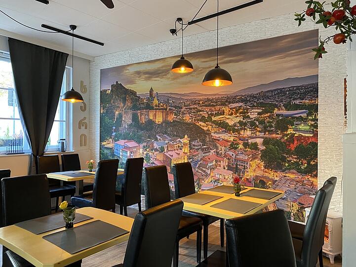 Das Restaurant war vorher eine Kneipe und ist recht klein. Wer einen Platz bekommen will, sollte rechtzeitig reservieren.