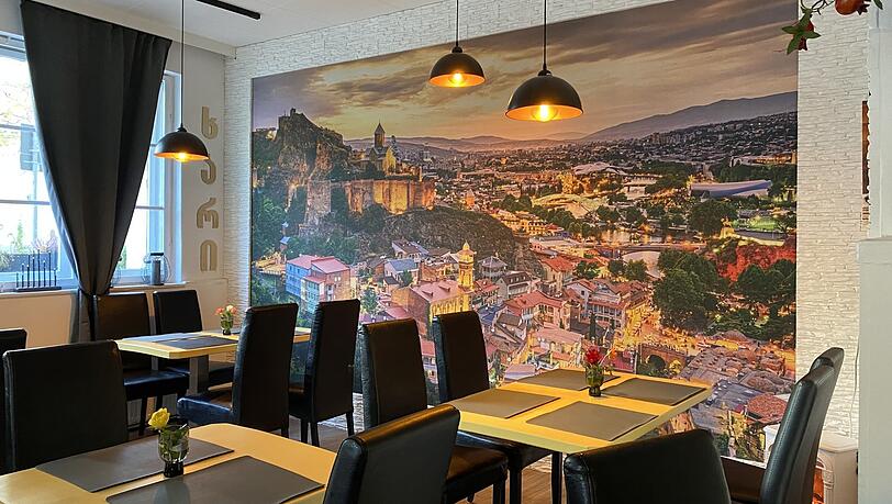 Das Restaurant war vorher eine Kneipe und ist recht klein. Wer einen Platz bekommen will, sollte rechtzeitig reservieren. Das Restaurant war vorher eine Kneipe und ist recht klein. Wer einen Platz bekommen will, sollte rechtzeitig reservieren.
