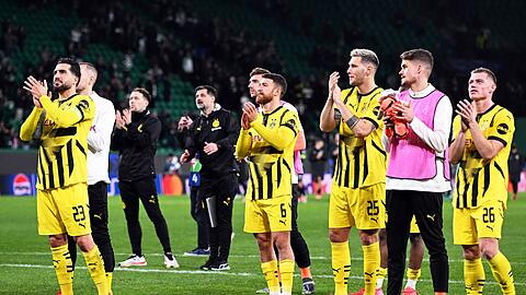 Die Spieler von Borussia Dortmund feiern nach dem Spiel mit den Fans