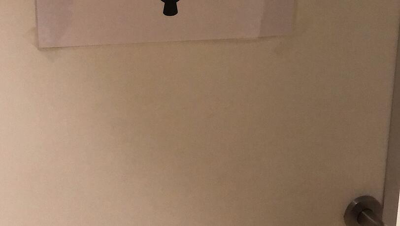 An der Tür der Frauentoilette hing ein Schild, dass hier alle Geschlechter willkommen sind