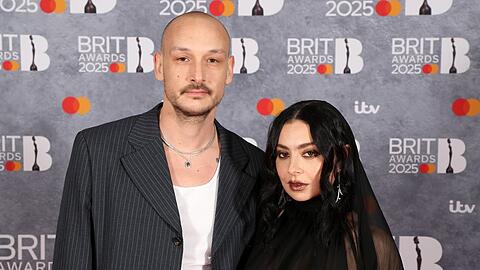 Charli XCX und George Daniel bei den BRIT Awards 2025.