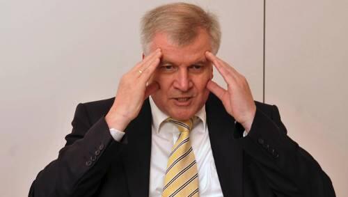 Alles Kopfzerbrechen hilft nichts: Seehofer hat ein Problem mit der Frauenförderung. Alles Kopfzerbrechen hilft nichts: Seehofer hat ein Problem mit der Frauenförderung.