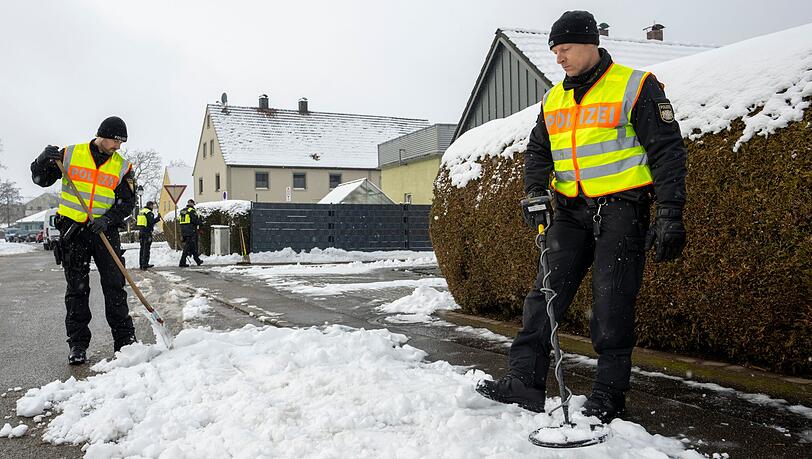 Wegen des neuen Schnees muss die Spurensicherung mit Metalldetektoren nach den Patronenhülsen suchen. Wegen des neuen Schnees muss die Spurensicherung mit Metalldetektoren nach den Patronenhülsen suchen.