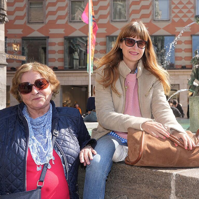 &bdquo;Ich w&auml;r von den M&uuml;nchner W&auml;hlern sehr entt&auml;uscht gewesen, wenn sie Dieter Reiter nicht abgew&auml;hlt h&auml;tten&ldquo;, sagt Traudi O. (76) &ndash; hier mit ihrer Tochter (48) am Fischbrunnen am Marienplatz.