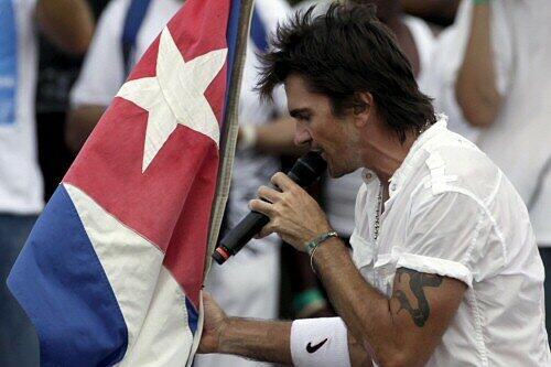 Juanes mit kubanischer Fahne