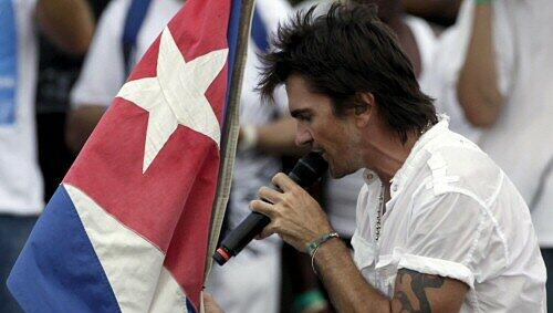 Juanes mit kubanischer Fahne Juanes mit kubanischer Fahne