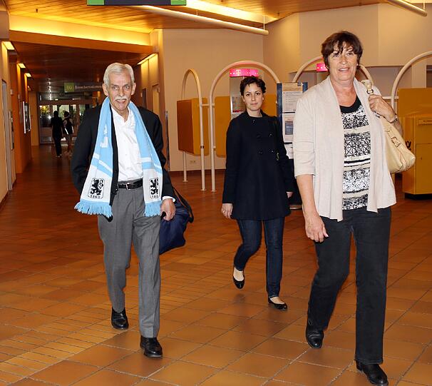 Löwen-Präsident Dieter Schneider vor dem Klinikum Bogenhausen - begleitet von Gattin Gypsy und Tochter Patricia. Am Freitag wurde er wieder entlassen, nachdem er am Mittwoch in der Arena einen Schwächeanfall erlitten hatte.