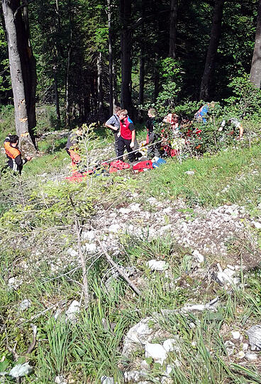 80 Meter tief stürzt ein Lastwagen nahe Bayrischzell den Hang hinab. Der Fahrer (42) fliegt auf halber Höhe aus dem 7,5-Tonner und wird schwer verletzt.