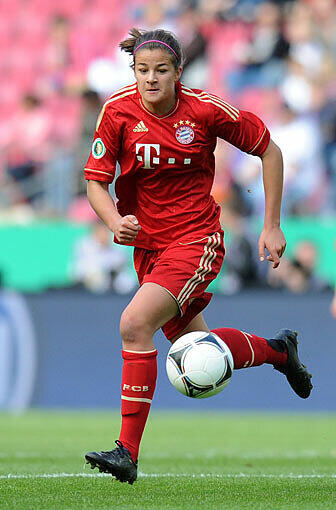 Platz 1: Lena Lotzen, FC Bayern Frauenfußball: 31 %  
Die 19-jährige Mittelfeldspielerin gewann die Silbermedaille bei der U-20-WM in Japan, wurde im Februar erstmals für die A-Nationalmannschaft nominiert und bekam die Fritz-Walter-Medaille in Gold.