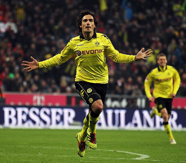 26.02.2011 - Mats Hummels bejubelt den 3:1 Auswärtssieg der Borussia. Eine Vorentscheidung in der Meisterschaft war damit gefallen. Hummels selbst erzielt in Minute 60 das dritte Tor. Für den Innenverteidiger eine besondere Genugtuung; er hatte von seinem siebten Lebensjahr an für die Jugend des FC Bayern gespielt, kam bei den Profis aber nicht zum Zug.
