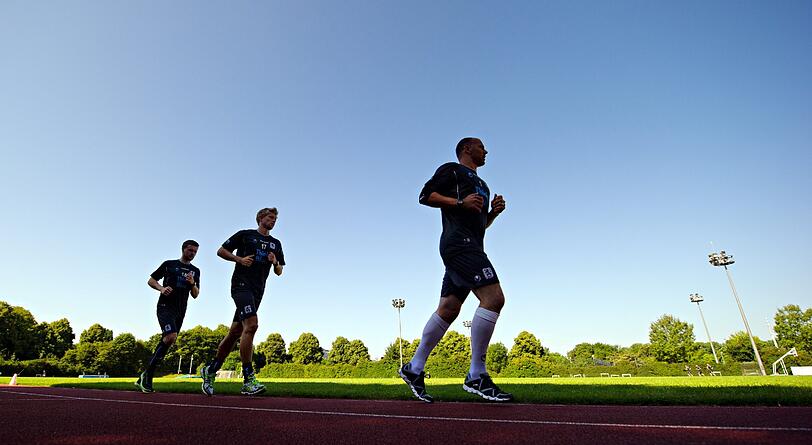 Die Löwen-Spieler müssen beim Trainingsauftakt gleich einmal zum Lakatattest ran.