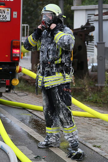 Am frühen Samstagmorgen ist eine Folienfabrik in Malgersdorf völlig ausgebrannt. Dabei ist ein Schaden von mehreren Millionen Euro entstanden.