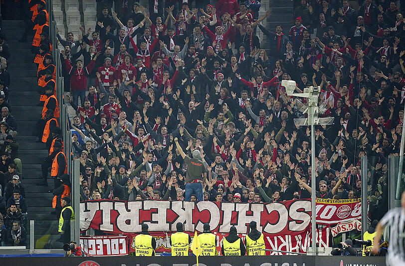 Fans des FC Bayern im Stadion von Juventus Turin. Nicht alle konnten die Partie im Achtelfinale der Champions League von Beginn an mitverfolgen.