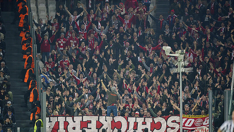 Fans des FC Bayern im Stadion von Juventus Turin. Nicht alle konnten die Partie im Achtelfinale der Champions League von Beginn an mitverfolgen. Fans des FC Bayern im Stadion von Juventus Turin. Nicht alle konnten die Partie im Achtelfinale der Champions League von Beginn an mitverfolgen.