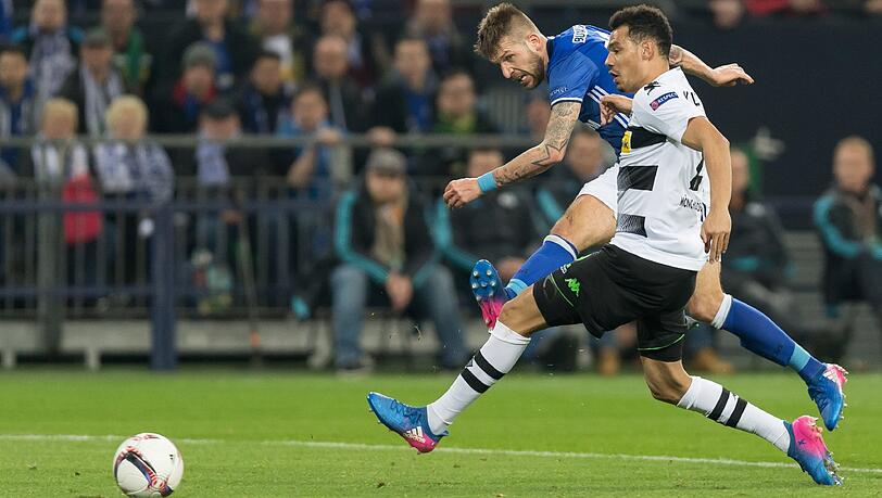 Schalkes Guido Burgstaller erzielt im Zweikampf mit Gladbachs Timothee Kolodziejczak das Tor zum 1:1 Schalkes Guido Burgstaller erzielt im Zweikampf mit Gladbachs Timothee Kolodziejczak das Tor zum 1:1