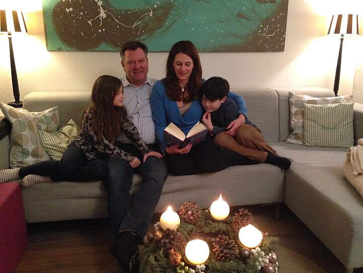 Familie Schmid daheim in Aubing mit Adventskranz.