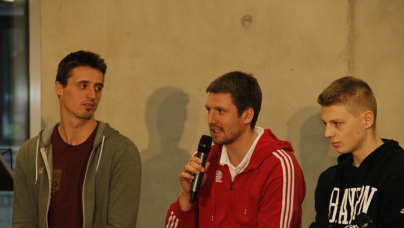 Bei der Diskussion mit den ehmaligen Sportlern der Schule plauderten diese über ihre Erlebnisse im Zusammenhang mit Sport und Schule aus dem Nähkästchen. Bei der Diskussion mit den ehmaligen Sportlern der Schule plauderten diese über ihre Erlebnisse im Zusammenhang mit Sport und Schule aus dem Nähkästchen.