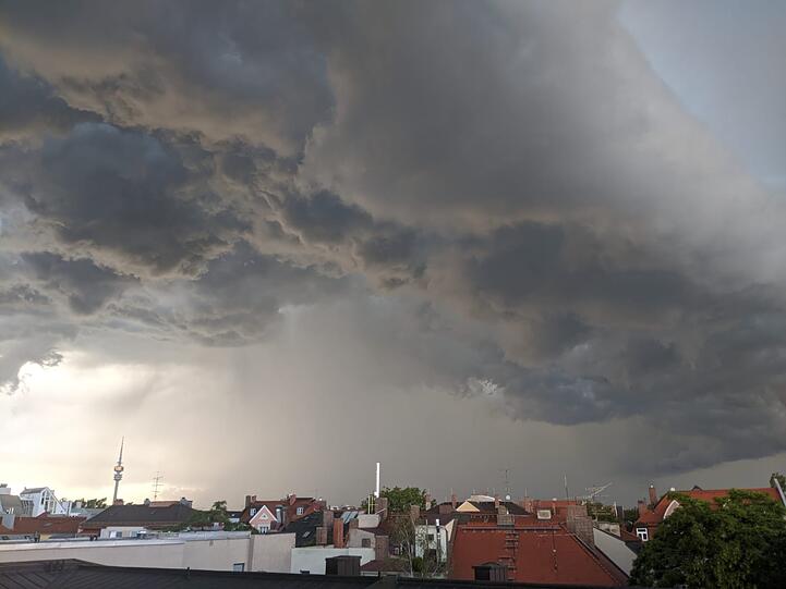 Die Bilder vom Gewitter, hier aufgenommen in Schwabing.