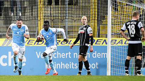 Erzwangen mit dem TSV 1860 den Last-Minute-Sieg gegen den VfR Aalen: Sascha Mölders (li.) und Prince Osei Owusu.