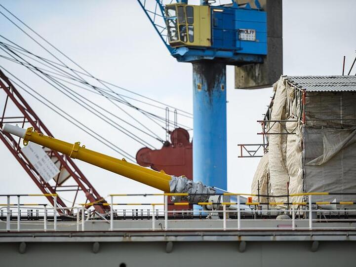 Der Bugspriet der "Gorch Fock" ragt im Trockendock aus der Überdachung.