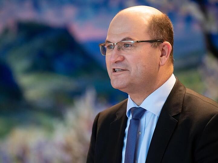 Albert Füracker (CSU), Finanzminister von Bayern, spricht zu Delegierten.