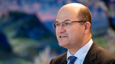 Albert Füracker (CSU), Finanzminister von Bayern, spricht zu Delegierten.