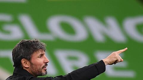 Ist mit Wolfsburg in Salzburg gefordert: VfL-Coach Mark van Bommel.