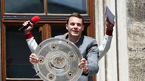 Ein gewohntes Bild: Manuel Neuer mit der Meisterschale auf dem M&uuml;nchner Rathausbalkon. (Archivbild)