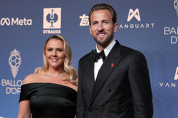 Harry Kane mit seiner Frau Katie. Die beiden haben vier gemeinsame Kinder. Harry Kane mit seiner Frau Katie. Die beiden haben vier gemeinsame Kinder.