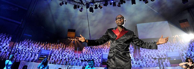 Ein Lied, ein Dirigent und 1198 Sänger. Beim Song "Hold on" dirigiert Mano Ezoh den Gospelchor in der Münchner Olympiahalle zum Weltrekord.