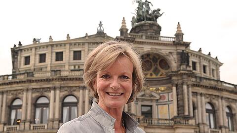 Ulrike Hessler vor der Dresdner Semperoper.