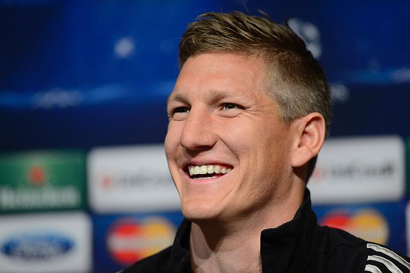 Bastian Schweinsteiger, gutgelaunt auf der Pressekonferenz in Barcelona