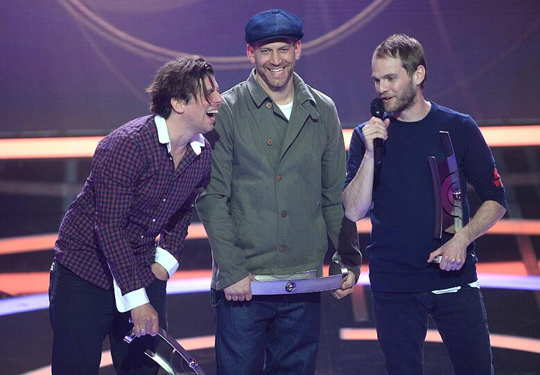 Peter Brugger (r), Florian Weber (M) und Rüdiger Linhof von der Band Sportfreunde Stiller freuen sich über die Auszeichnung in der Kategorie "Rock/Alternative National".