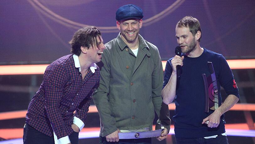 Peter Brugger (r), Florian Weber (M) und Rüdiger Linhof von der Band Sportfreunde Stiller freuen sich über die Auszeichnung in der Kategorie "Rock/Alternative National". Peter Brugger (r), Florian Weber (M) und Rüdiger Linhof von der Band Sportfreunde Stiller freuen sich über die Auszeichnung in der Kategorie "Rock/Alternative National".