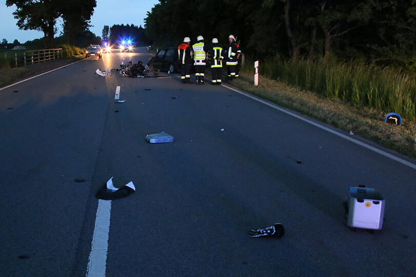 Schwerer Unfall: Ein Motorradfahrer krachte in ein entgegenkommendes Auto.