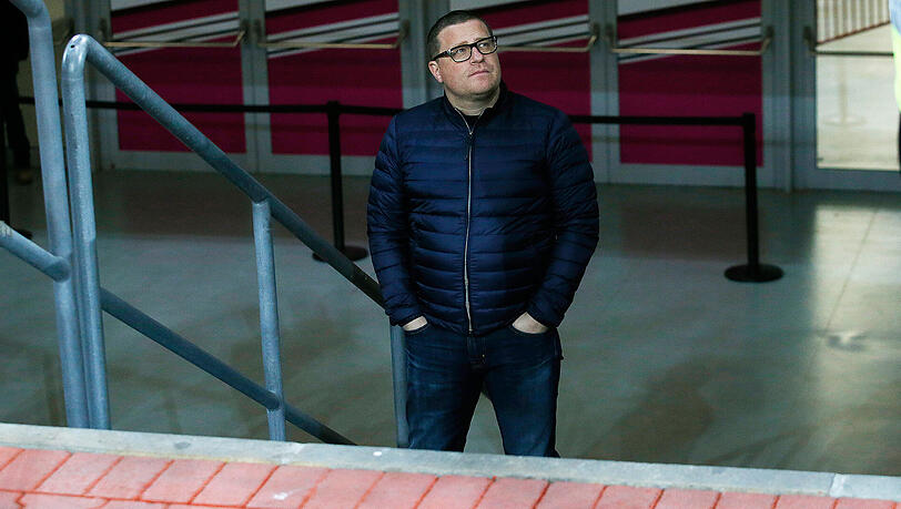 Sitzt womöglich bald zwischen allen Stühlen: Max Eberl. Sitzt womöglich bald zwischen allen Stühlen: Max Eberl.